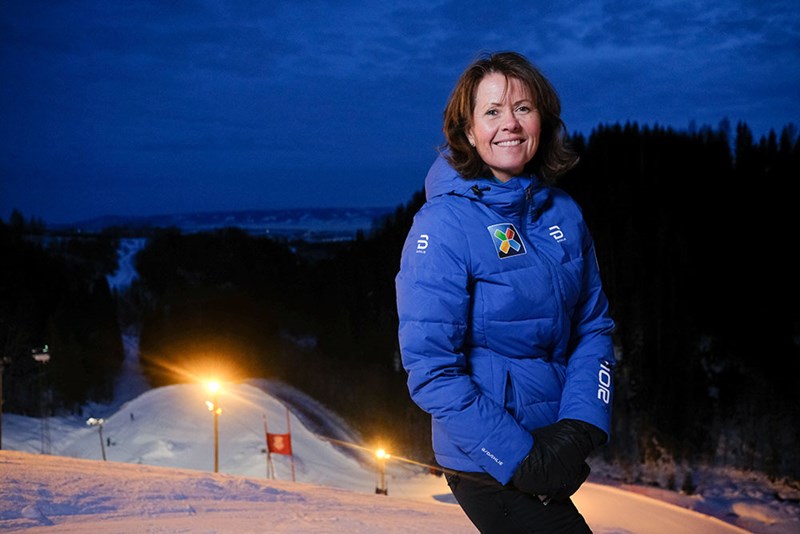 Adm. dir. Åsne Havnelid med slalombakke i bakgrunn